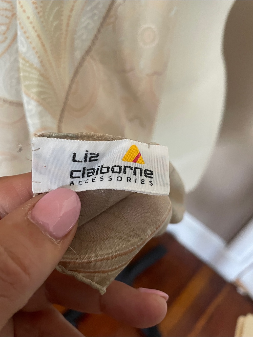 Liz Claiborne 100 % silk reposted  scarf - Picture 2 of 3